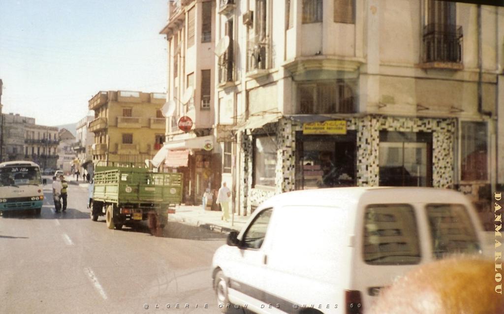 ORAN 10 2005 059 RUE DE MOSTA AVEC LA BOULANGERIE PALACIO FACADE REFAITE.jpg